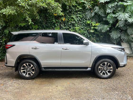 TOYOTA HILUX SW4 2.8 D-4D TURBO DIESEL SRX PLATINUM 7L 4X4 AUTOMÁTICO